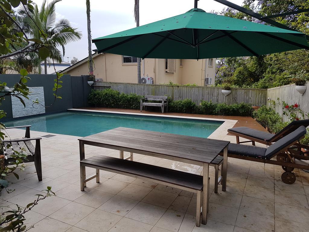 Modern 3 Bedroom Apartment In Traditional Queenslander , Patio, Leafy Yard, Pool Брисбен Экстерьер фото